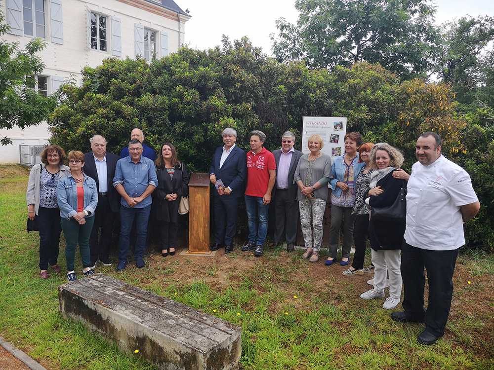 une cérémonie de remise de plaque